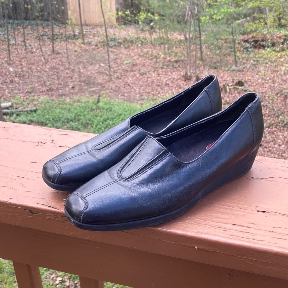 Munro black leather walking wedge shoes